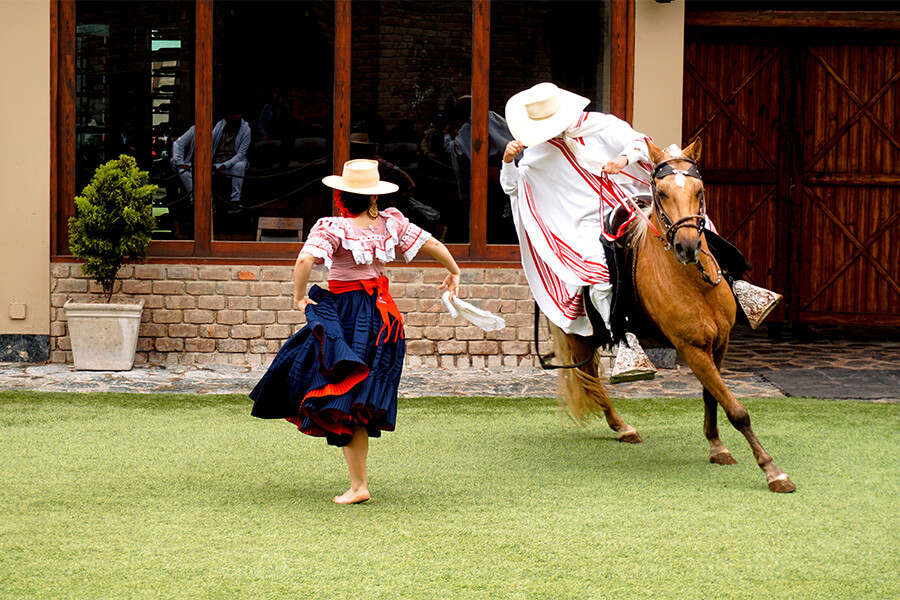 Pachacamac Almuerzo Show y Caballos