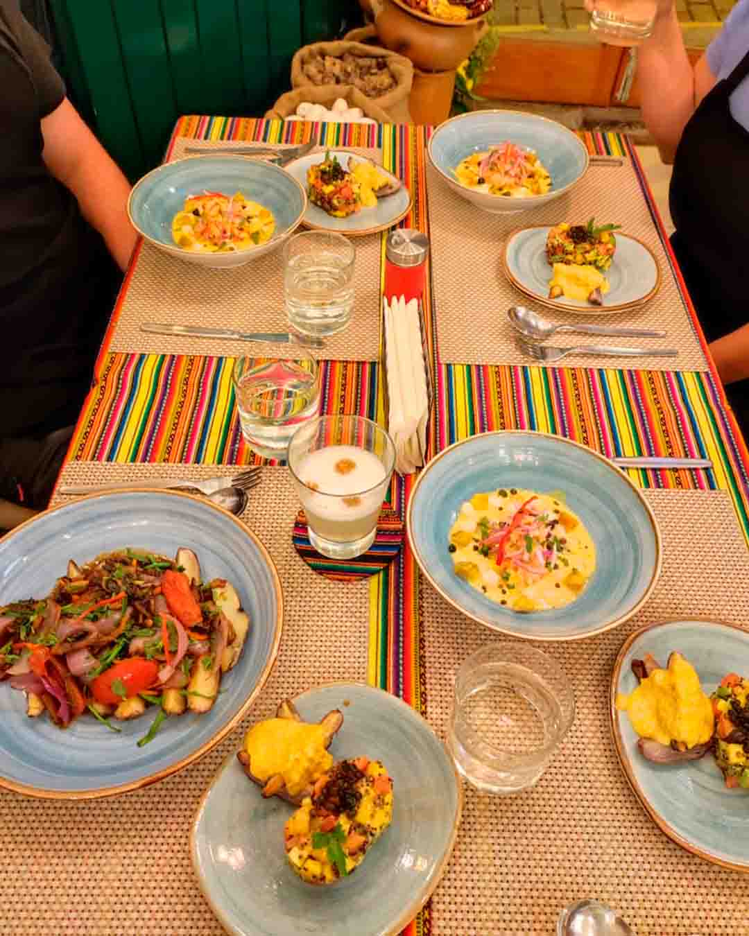 Gastronomía cusqueña con ingredientes andinos y cocina tradicional