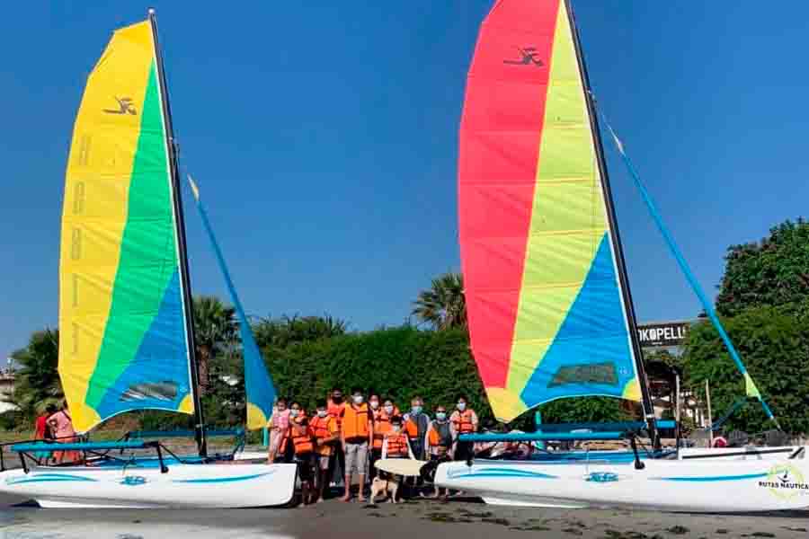 Experiencia en Catamarán con Amigos